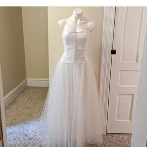 Elegant White Strapless Tulle Gown